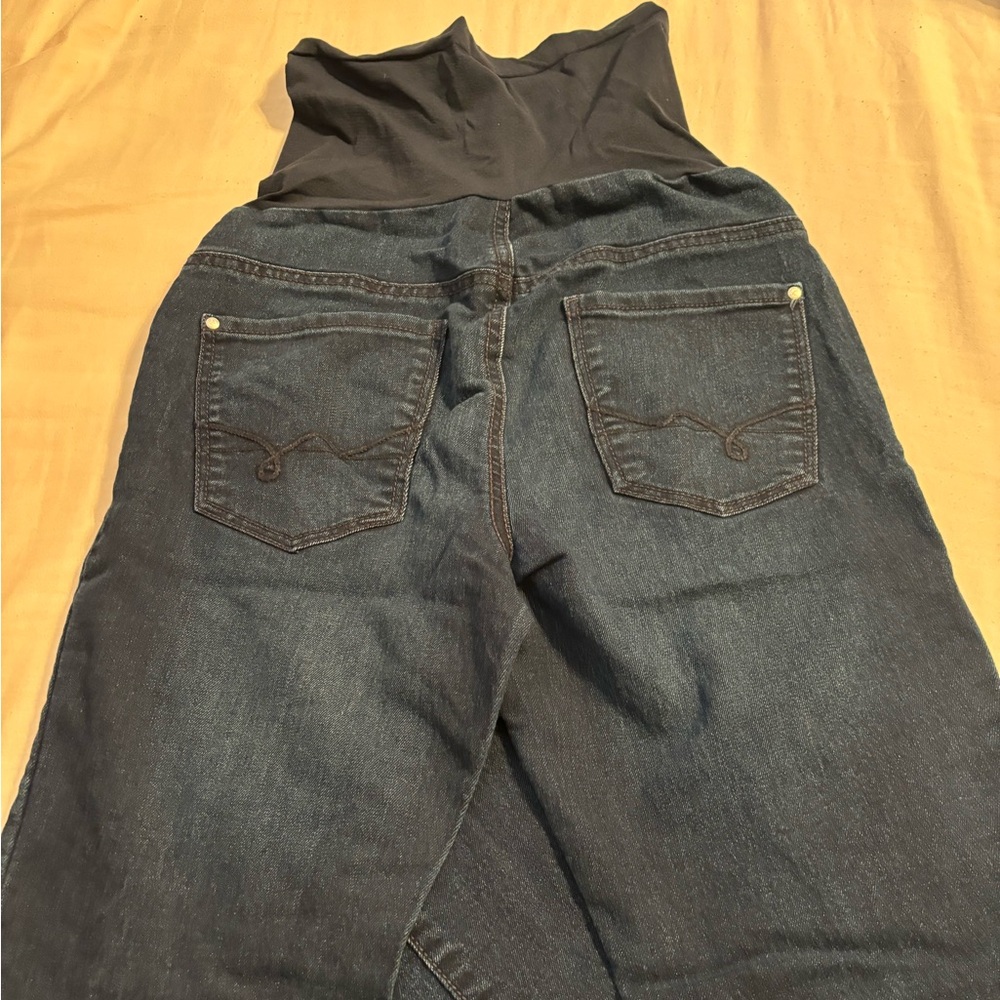 Women’s maternity jeans. Size small. Fits a 4/6. Inseam 30. No wear or tear.